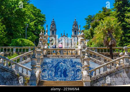 LAMEGO, PORTOGALLO, 26 MAGGIO 2019: Mosaico Azulejo a scala che conduce alla chiesa della nostra signora dei rimedi a Lamego, Portogallo Foto Stock