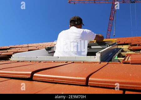 Il tetto installa un lucernario (modello rilasciato) Foto Stock