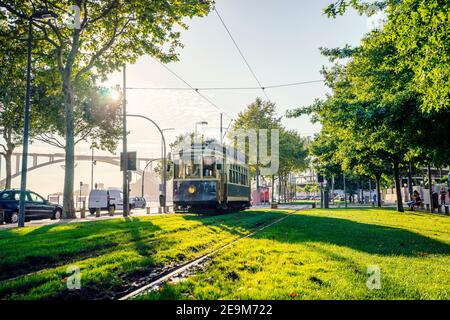 Tram d'epoca in direzione del centro di Porto al tramonto, Portogallo Foto Stock