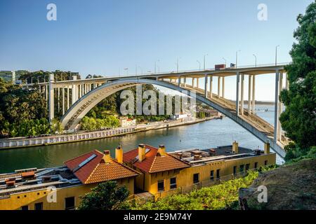 Arrabida ponte sul fiume Douro a Porto, a nord del Portogallo Foto Stock