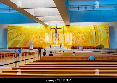 FATIMA, PORTOGALLO, 27 MAGGIO 2019: Interno della basilica della santa trinità a Fatima, Portogallo Foto Stock