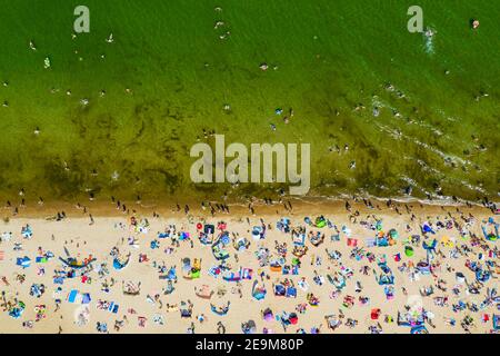 Spiaggia affollata durante la stagione estiva dall'alto verso il basso vista aerea Foto Stock