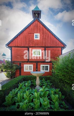 KARLSHAMN, SVEZIA - 01 AGOSTO 2020: Una storica residenza in legno della città svedese di Karlshamn con un piccolo giardino di tabacco. Foto Stock