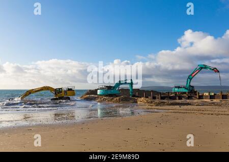 Ovenden SK500 e Komatsu PC 360 LC escavatori, Timber groyne rinnovo programma che ha luogo sulla spiaggia ad Alum Chine Bournemouth, Dorset UK in febbraio Foto Stock