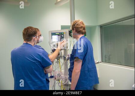 Lissabon, Portogallo. 05 febbraio 2021. Tre paramedici tedeschi calibrano le apparecchiature mediche nel pronto soccorso durante una visita preparatoria all'Ospedale da Luz. La Germania sostiene il Portogallo con un team di medici e paramedici della Bundeswehr. I 26 soldati sono dispiegati in una clinica a Lisbona. Credit: Paulo Mumia/dpa/Alamy Live News Foto Stock