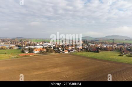 Vista aerea di Leutersdorf e delle montagne vicine in sassonia Foto Stock