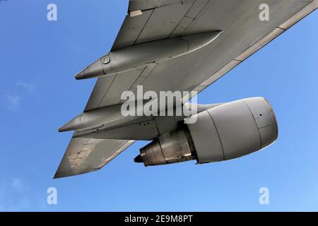 Ala dell'aeroplano, fotografata dal basso Foto Stock