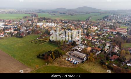 Vista aerea di Leutersdorf e delle montagne vicine in sassonia Foto Stock