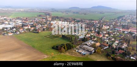 Vista aerea di Leutersdorf e delle montagne vicine in sassonia Foto Stock