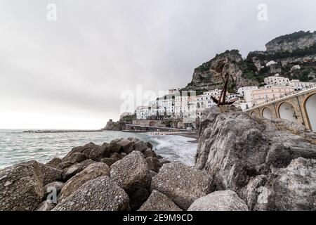 Atrani, Costiera Amalfitana, Campania, Italia, Febbraio 2020: Paesaggio urbano di Atrani vista pensato la roccia, Atrani è la città più piccola d'Italia sulla Costiera Amalfitana, Campania, Italia Foto Stock