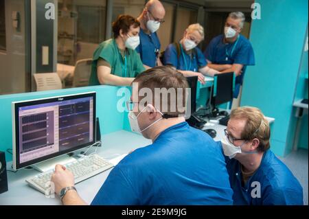 Lissabon, Portogallo. 05 febbraio 2021. I paramedici tedeschi analizzano il funzionamento del sistema informatico con le informazioni sul paziente presso l'ospedale da Luz, mentre cambiano le opzioni della lingua dal portoghese al tedesco. La Germania sostiene il Portogallo con un team di medici e paramedici della Bundeswehr. I 26 soldati sono dispiegati in una clinica a Lisbona. Credit: Paulo Mumia/dpa/Alamy Live News Foto Stock