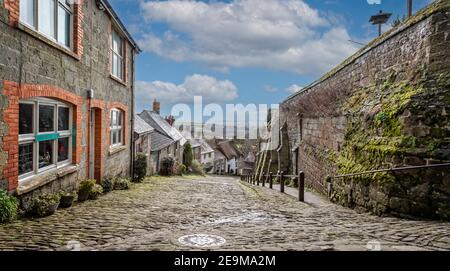 Guardando verso la famosa Gold Hill acciottolata a Shaftesbury, Dorset, Regno Unito, il 5 febbraio 2021 Foto Stock