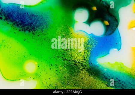 I colori acquarelli luminosi liquidi con olio generano strutture fluide e bolle in verde, blu, giallo, bianco e oro Foto Stock