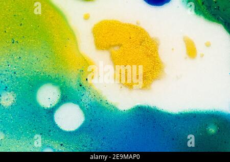 I colori acquarelli luminosi liquidi con olio generano strutture fluide e bolle in verde, blu, giallo, bianco e oro Foto Stock