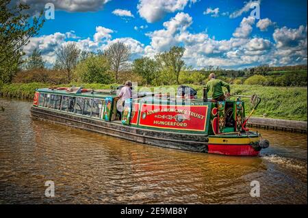 Il colorato Kennett e Avon canale fiducia chiatta Rose di Hungerford si fa strada lungo il Kennett e Avon Canal Vicino a Hungerford Berkshire su un luminoso Foto Stock