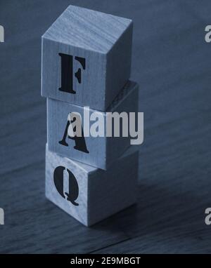 FAQ Abbreviazione fatta di cubetti di legno su un tavolo da ufficio. Concetto aziendale. Foto Stock