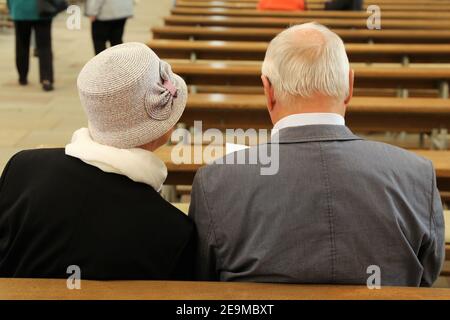 Devota coppia sposata nel culto Foto Stock