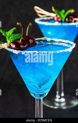 Blue Lagoon cocktail di sciroppo di curacao blu mescolati con vodka e limonata Foto Stock