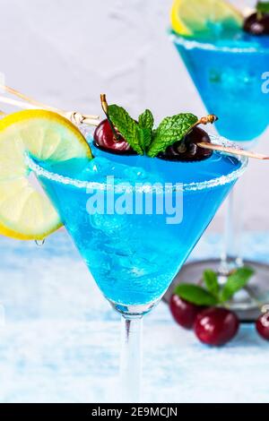 Blue Lagoon cocktail di sciroppo di curacao blu mescolati con vodka e limonata Foto Stock