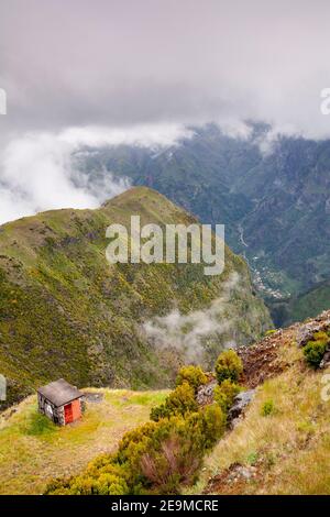 Abitazione isolata nelle montagne ricoperte di nuvole di Madeira, Portogallo Foto Stock