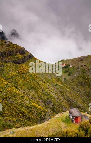 Abitazione isolata nelle montagne ricoperte di nuvole di Madeira, Portogallo Foto Stock
