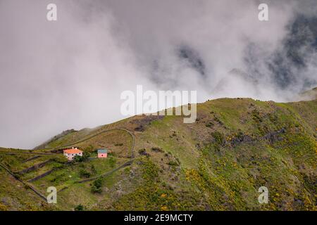 Abitazione isolata nelle montagne ricoperte di nuvole di Madeira, Portogallo Foto Stock