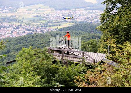 Mountain bike in piedi sulla rampa di decollo per deltaplani sotto il Melibokus e guardando la pianura del Reno, Hessen, Germania (modello rilasciato) Foto Stock