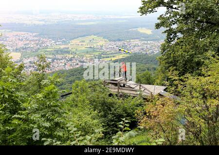 Mountain bike in piedi sulla rampa di decollo per deltaplani sotto il Melibokus e guardando la pianura del Reno, Hessen, Germania (modello rilasciato) Foto Stock