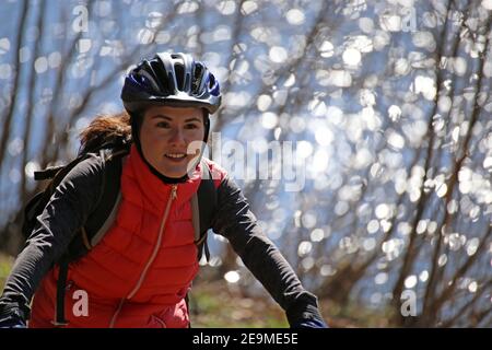 Ritratto di una giovane e attraente mountain biker femminile (modello rilasciato) Foto Stock