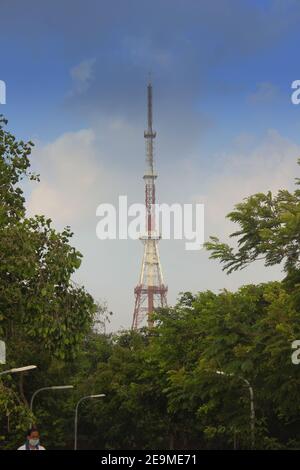 Torre televisiva dietro il ponte di architettura in India, Tamilnadu, Chennai Foto Stock