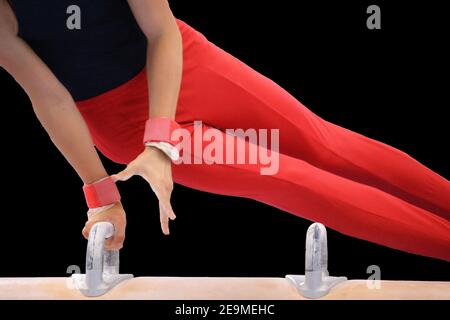 Immagine simbolo: Scatto dettagliato di un ginnasta sul cavallo di pommel Foto Stock