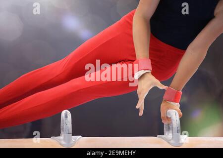 Immagine simbolo: Scatto dettagliato di un ginnasta sul cavallo di pommel Foto Stock