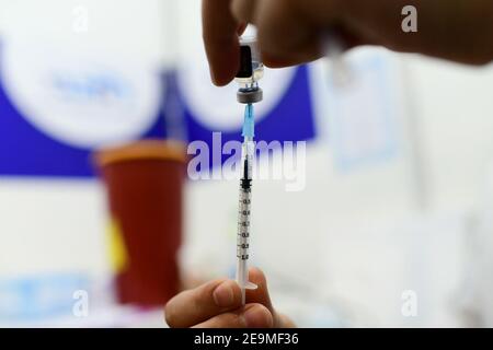 (210205) -- TEL AVIV, 5 febbraio 2021 (Xinhua) -- UN medico prepara il vaccino COVID-19 presso un centro di assistenza sanitaria a Tel Aviv, Israele, il 4 febbraio 2021. Il numero di persone vaccinate contro il COVID-19 in Israele ha superato i 3.34 milioni, ovvero il 35.9% della popolazione totale, dall'inizio della campagna di vaccinazione il 20 dicembre 2020. (Tomer Neuberg/JINI via Xinhua) Foto Stock