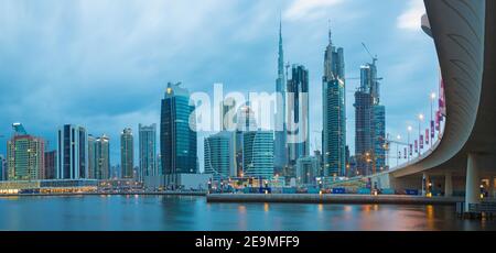 DUBAI, Emirati Arabi Uniti - 24 Marzo 2017: la skyline serale oltre il canale e il centro cittadino.