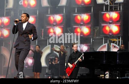 Twickenham, Regno Unito. 1st giugno 2013. John Legend si esibisce sul palco al concerto dal vivo Sound of Change al Chime for Change presso lo stadio Twickenham di Twickenham. Credit: S.M./Alamy CREDIT: S.M./Alamy Foto Stock