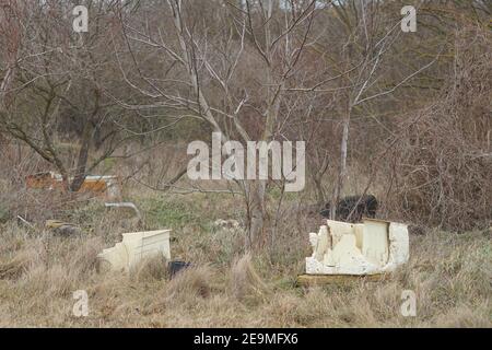 Bakonykoppany, Ungheria - Febr 03, 2021: Una discarica illegale di rifiuti nella natura a lato del villaggio di Bakonykoppany in Ungheria. Plastica e altri rifiuti Foto Stock