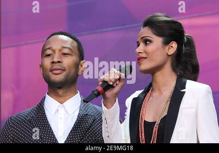 Twickenham, Regno Unito. 1st giugno 2013. John Legend e Frieda Pinto parlano sul palco al concerto dal vivo Sound of Change al Chime for Change allo stadio di Twickenham a Twickenham. Credit: S.M./Alamy CREDIT: S.M./Alamy Foto Stock