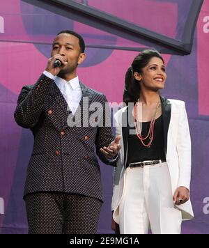 Twickenham, Regno Unito. 1st giugno 2013. John Legend e Frieda Pinto parlano sul palco al concerto dal vivo Sound of Change al Chime for Change allo stadio di Twickenham a Twickenham. Credit: S.M./Alamy CREDIT: S.M./Alamy Foto Stock