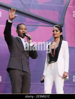 Twickenham, Regno Unito. 1st giugno 2013. John Legend e Frieda Pinto parlano sul palco al concerto dal vivo Sound of Change al Chime for Change allo stadio di Twickenham a Twickenham. Credit: S.M./Alamy CREDIT: S.M./Alamy Foto Stock