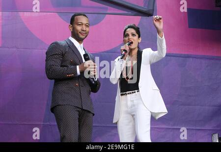 Twickenham, Regno Unito. 1st giugno 2013. John Legend e Frieda Pinto parlano sul palco al concerto dal vivo Sound of Change al Chime for Change allo stadio di Twickenham a Twickenham. Credit: S.M./Alamy CREDIT: S.M./Alamy Foto Stock