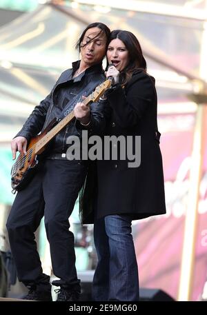 Twickenham, Regno Unito. 1st giugno 2013. Laura Pausini si esibisce sul palco al Sound of Change Live Concert al Chime for Change presso lo stadio di Twickenham a Twickenham. Credit: S.M./Alamy CREDIT: S.M./Alamy Foto Stock