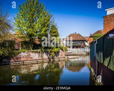 Il canale Kennett e Avon entra nel centro di Newbury Berkshire Foto Stock