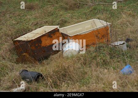 Bakonykoppany, Ungheria - Febr 03, 2021: Una discarica illegale di rifiuti nella natura a lato del villaggio di Bakonykoppany in Ungheria. Plastica e altri rifiuti Foto Stock