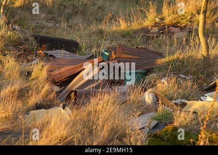 Bakonykoppany, Ungheria - Febr 03, 2021: Una discarica illegale di rifiuti nella natura a lato del villaggio di Bakonykoppany in Ungheria. Plastica e altri rifiuti Foto Stock