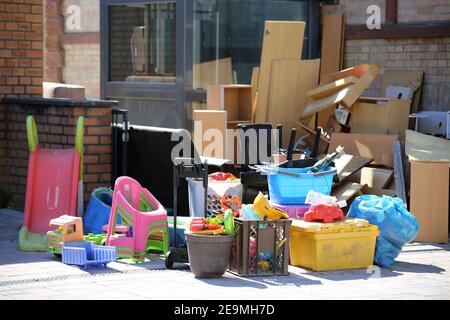 Rifiuti ingombranti pronti per la raccolta in strada Foto Stock