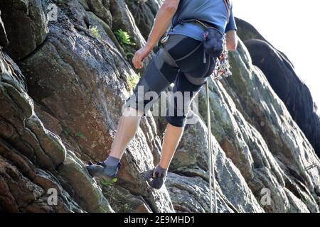 Scalatori sportivi nel Palatinato meridionale. Il Palatinato meridionale è una delle zone di arrampicata più popolari in Germania Foto Stock