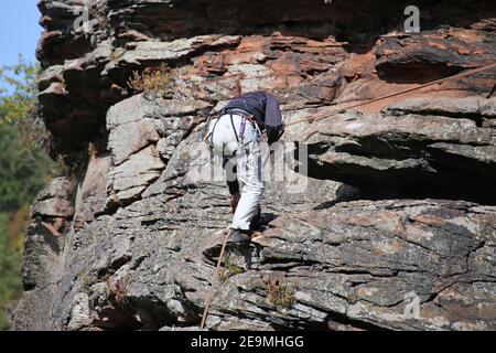 Scalatori sportivi nel Palatinato meridionale. Il Palatinato meridionale è una delle zone di arrampicata più popolari in Germania Foto Stock