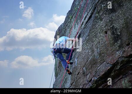 Scalatori sportivi nel Palatinato meridionale. Il Palatinato meridionale è una delle zone di arrampicata più popolari in Germania Foto Stock