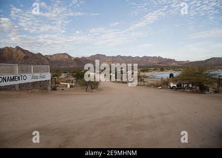 Un lungo tratto di strada sterrata nel deserto di sonora che attraversa la piccola città di la Manga, vicino a San Carlos, sonora, Messico. Foto Stock