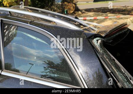 Immagine simbolo: Nuova auto con perdita totale dopo tempesta Foto Stock